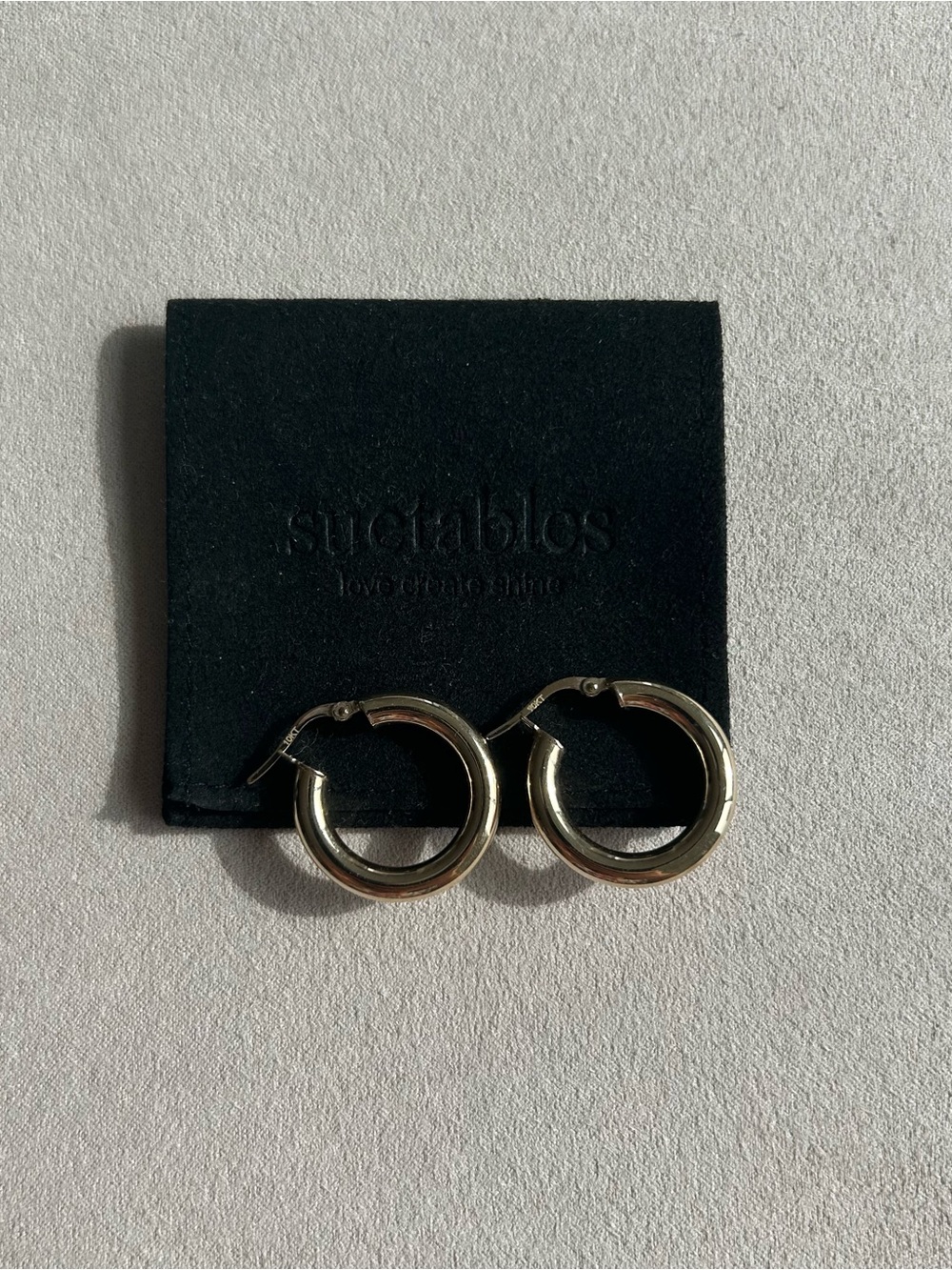 Suetables 10K Gold Bethany Hollow Hoop Earrings
